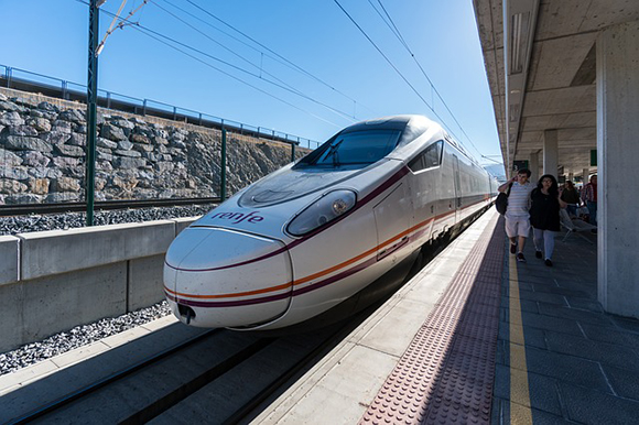 Los usuarios de los trenes AVE Madrid Sevilla han aumentado un 2,4% durante los primeros 6 meses del año 2017